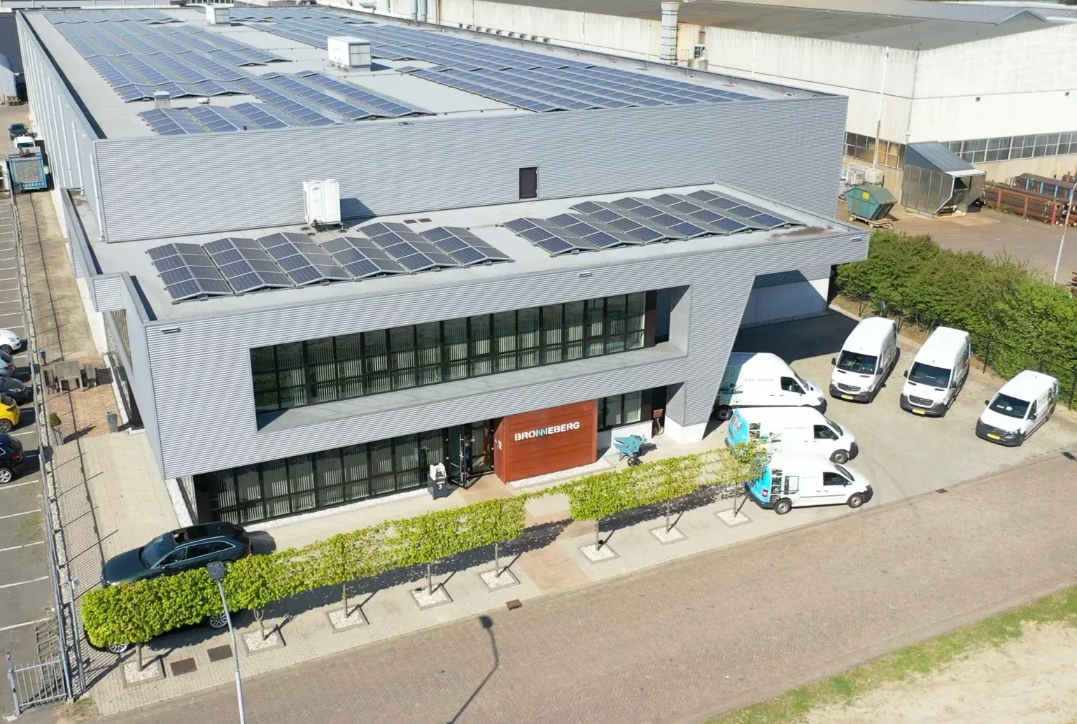 Firmengebäude von Bronneberg in Helmond mit Servicefahrzeugen, Luftaufnahme